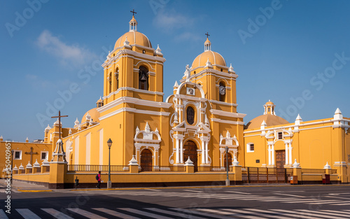 Stampa su tela The grand cathedral with its bright yellow shade and white ornaments, Trujillo,
