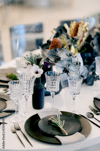 Valokuvatapetti Wedding setting in dark style with stylish black serving and crystal decorated w