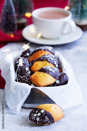 Obraz na płótnie Traditional French madeleine cookies served with coffee, Christmas decor. w salonie