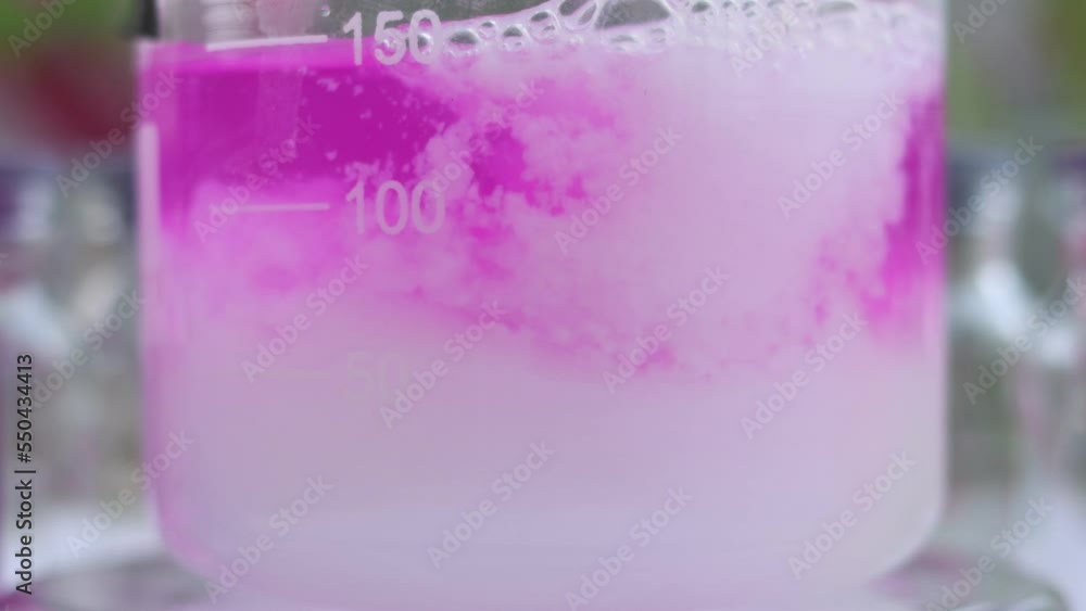 Stockvideon The chemical process of formation of an insoluble white