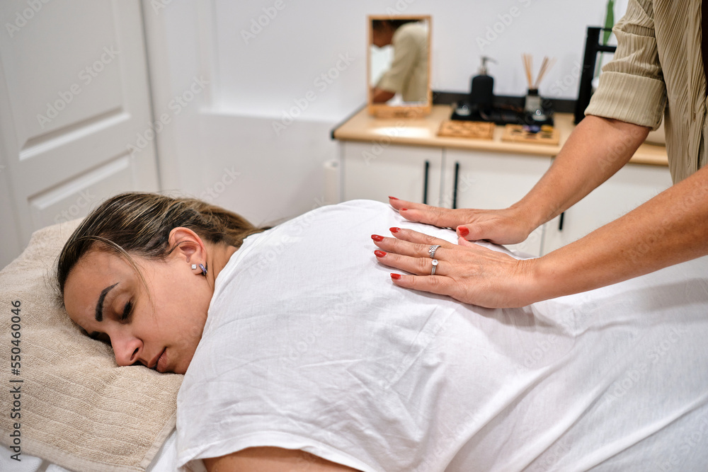 Fototapeta premium Energy therapy session. Healing of energy points