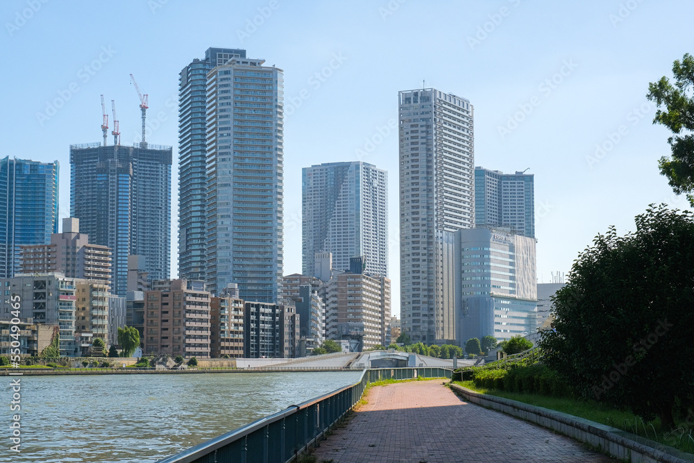 Naklejka premium 東京都中央区 隅田川テラスと月島、勝どきの高層マンション群