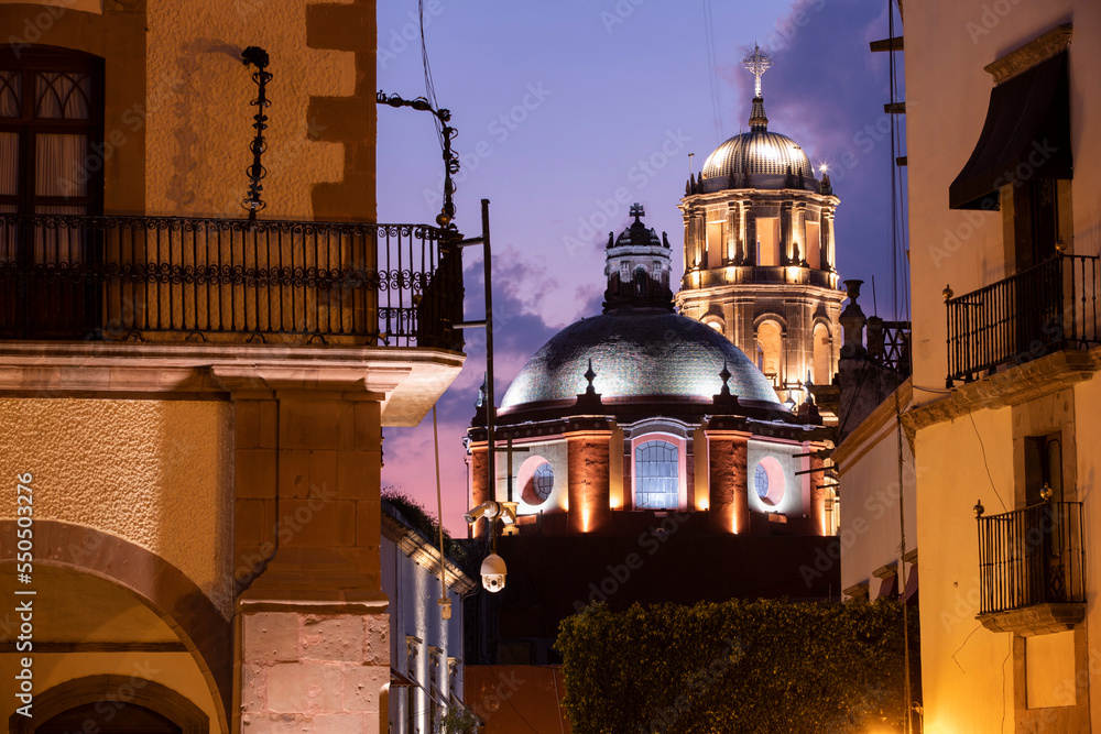 Φωτογραφία Twilight view of the Spanish colonial architecture and historic church of downtown Santiago de Querétaro, Mexico
