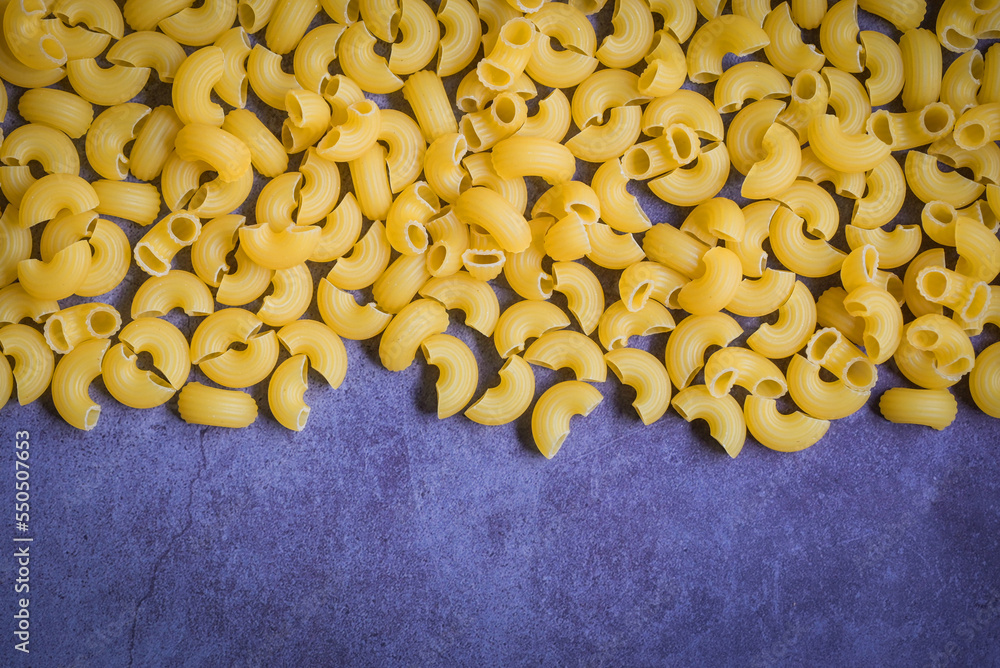 Foto Pasta background - top view, raw macaroni texture background, close up raw macar