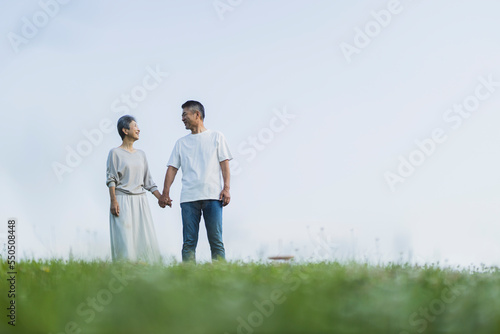 手をつなぐ日本人シニア夫婦 photo