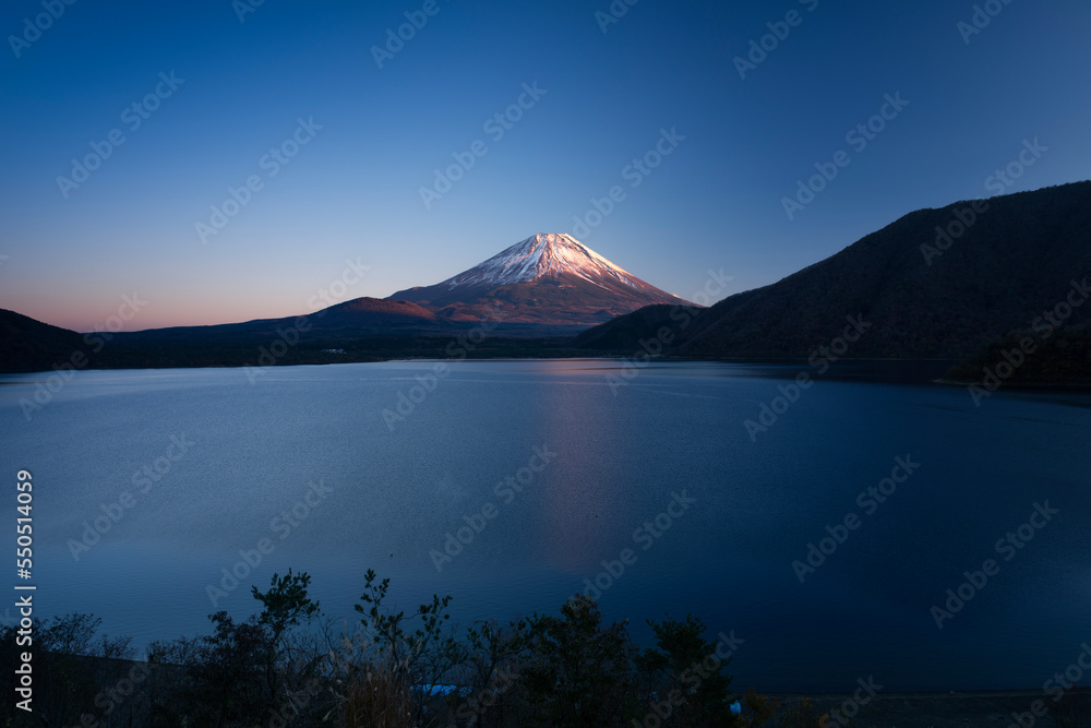 紅葉の本栖湖と冠雪した富士山夕景