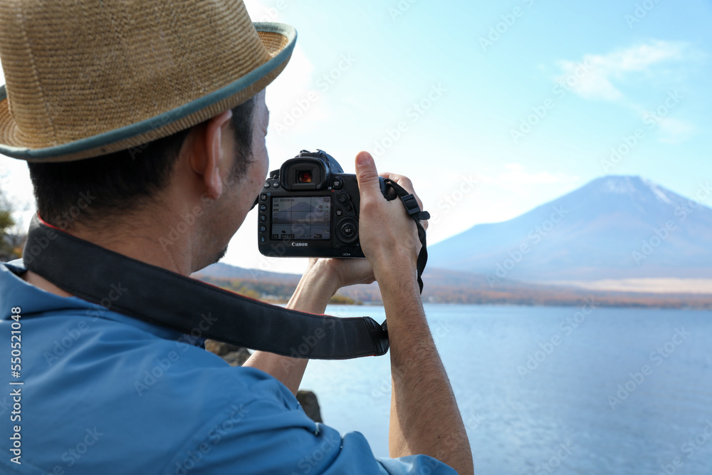 Fototapeta premium 富士山とカメラ男子_3