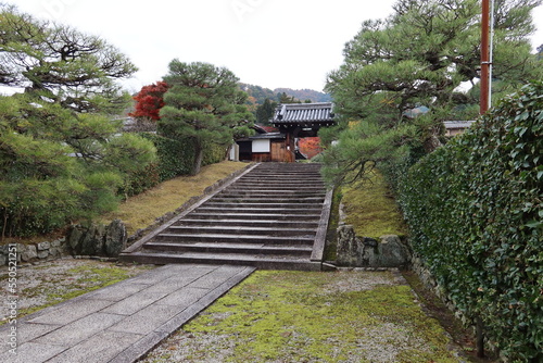  A Japanese temple in Kyoto : a scene of the entrance gate to the precincts of Reikan-ji Temple 京都の日本のお寺：霊鑑寺境内入り口門の一風景 photo