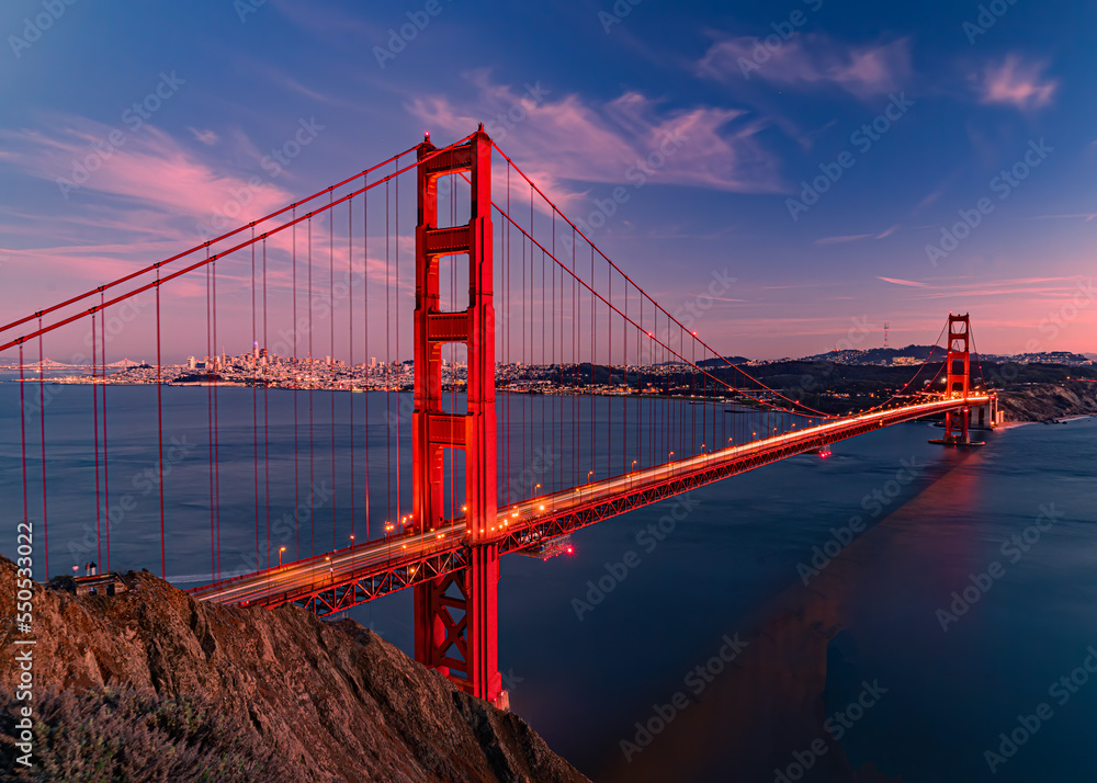 Obraz premium Golden Gate Bridge at night with car light trails