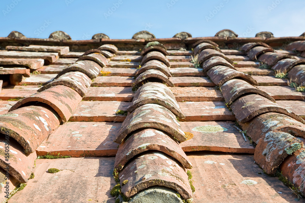 Φωτογραφία Old damaged traditional tuscan terracotta roof covering seen from above - Tuscan