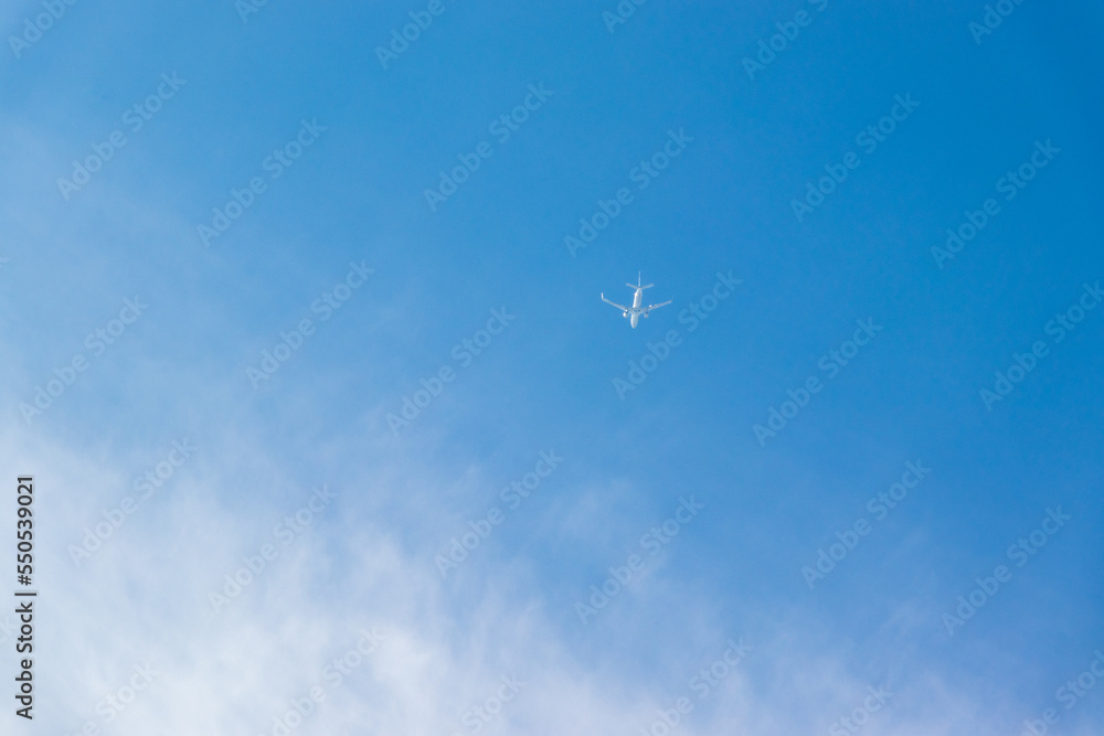 青い空を飛ぶ白い飛行機
青い空を飛ぶ白い飛行機