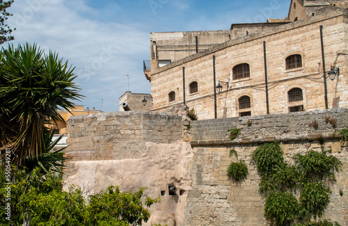 Ca  ones en el basti  n del molino en Monopoli  Italia. Ca    n situado en la antigua muralla fortificada para la defensa de la ciudad.