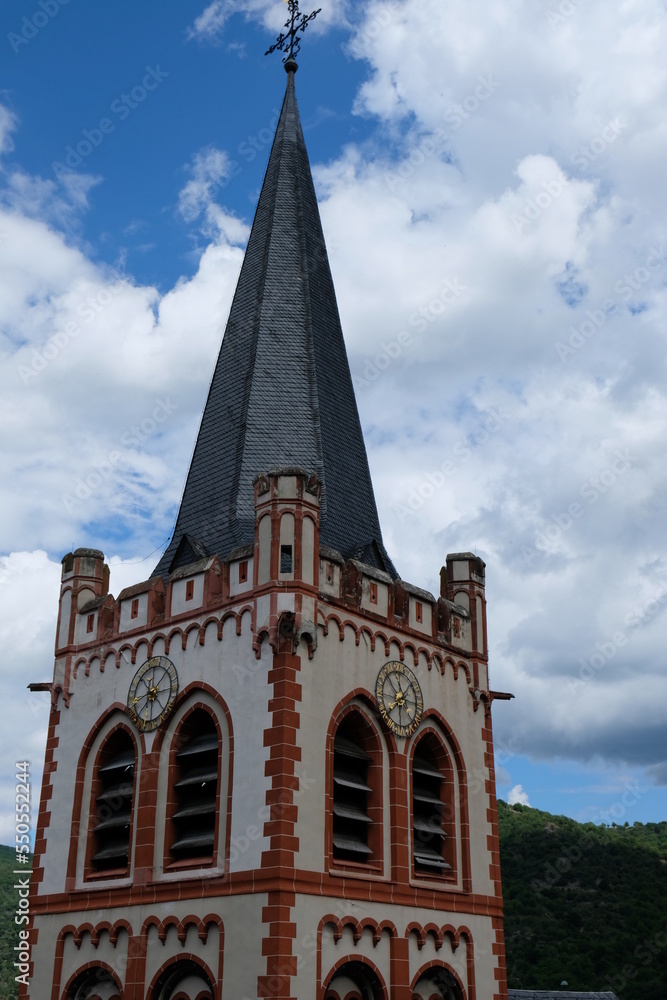 FU 2022-07-01 Bacharach 64 Ein alter Kirchturm ragt in den Himmel