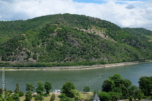 FU 2022-07-01 Bacharach 136 Vor dem Berg ist ein Fluss photo