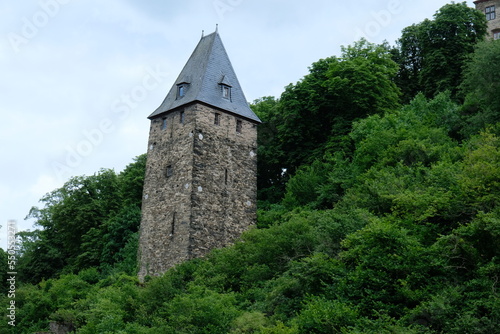 FU 2022-07-01 Bacharach 386 Am Hang steht eine Burg im Wald