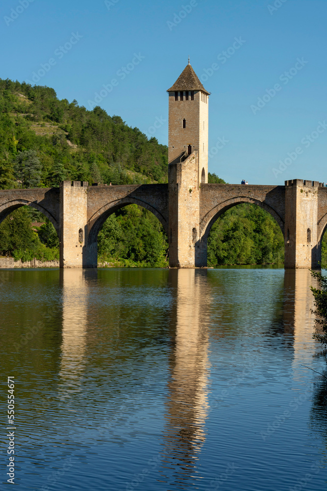  Cahors. Pont Valentré surnommé Pont du Diable sur le chemin de Saint Jacques de Compostelle. Patrimoine mondial de l'Unesco . Lot. Occitanie. France