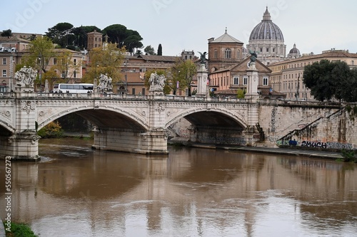 Pont Vittorio Emanuele II franchissant le fleuve Tibre de Rome © Richard Villalon