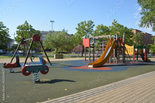 Wallpaper Mural Columpios en parque infantil Torontodigital.ca