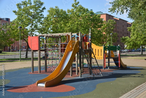 Fototapeta Columpios en parque infantil