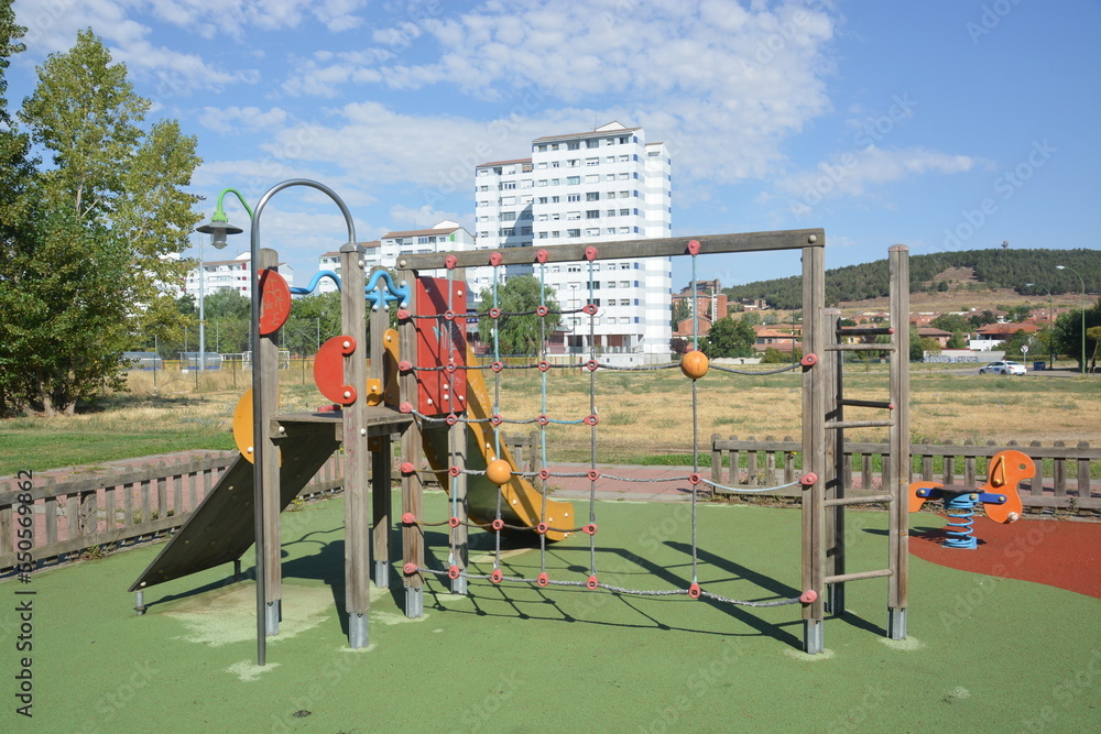 Fototapeta premium Columpios en parque infantil