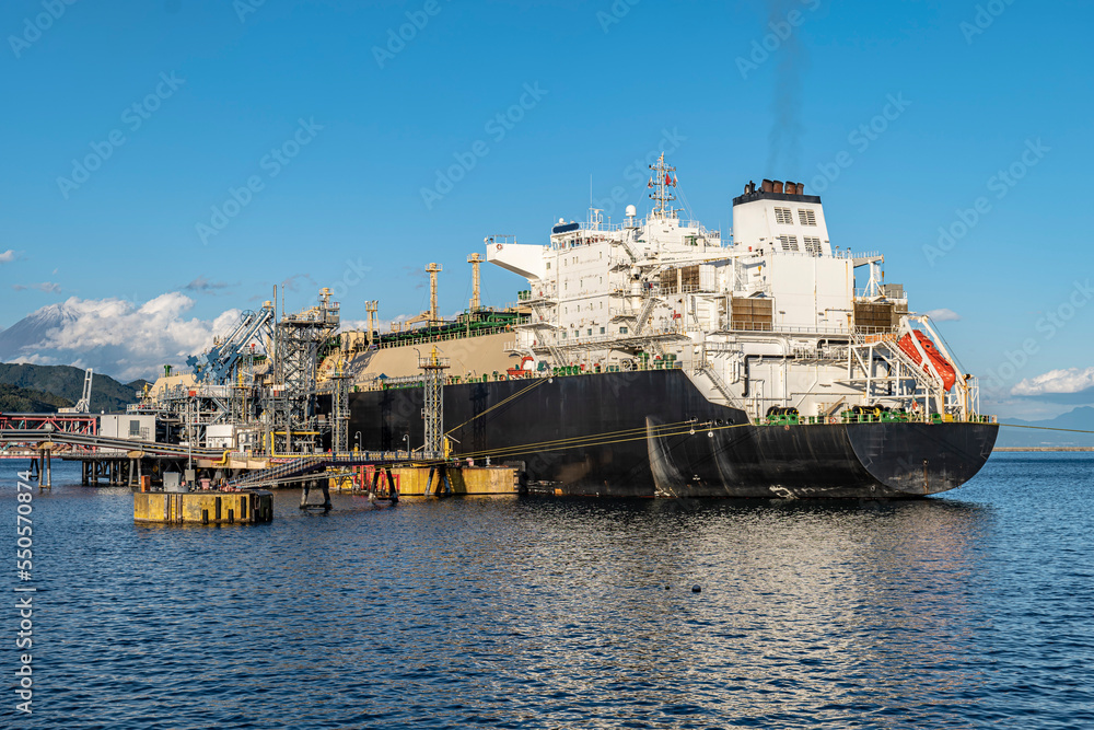 LPGタンカーが清水港でアンローディングアームを使って荷揚げする風景