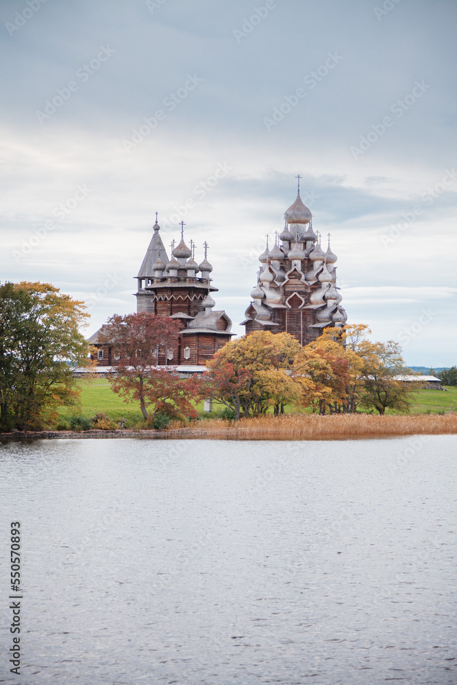 Obraz premium Picturesque autumn view of the Kizhi churchyard with the Church of the Transfiguration of the Lord. Kizhi Island on Lake Onega. Republic of Karelia. russia. Vertical orientation
