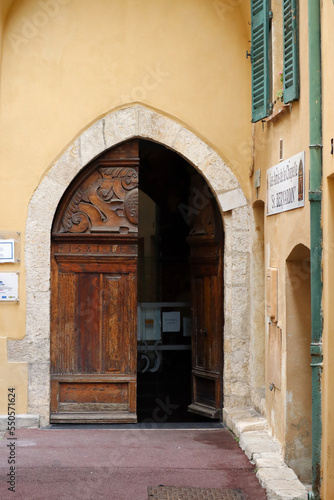 The side door to the Saint-Bernardin Chapel is in solid walnut and dates from March 20, 1581.