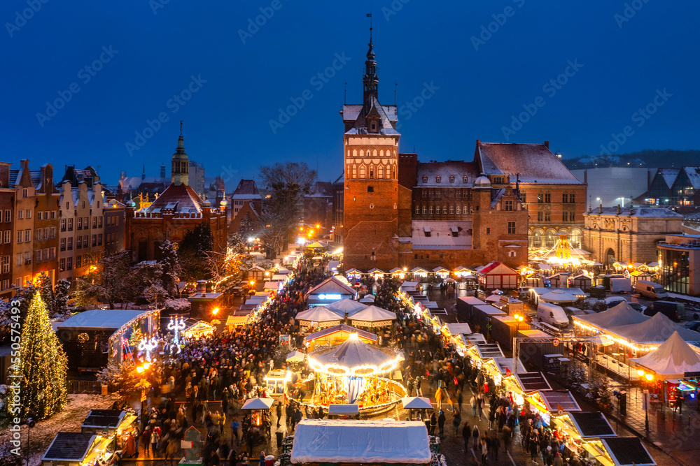 Obraz na płótnie Beautifully lit Christmas fair in the Main City of Gdansk at dusk. Poland w salonie