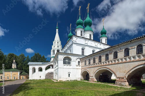 Obraz na płótnie Veliky Ustyug, Russia. Archangel Michael Cathedral and small Church of Mid-Pentecost. The cathedral was built in 1653-1656. The church was built in 1710 over the remains of the Saint Cyprian of Ustyug w salonie