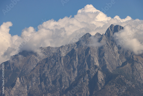 Alpengipfel mit weißer Krone ; Blick vom Comer See (Colico) auf die von Wolken eingerahmten Gipfel im den Sasso Manduino (2888m)