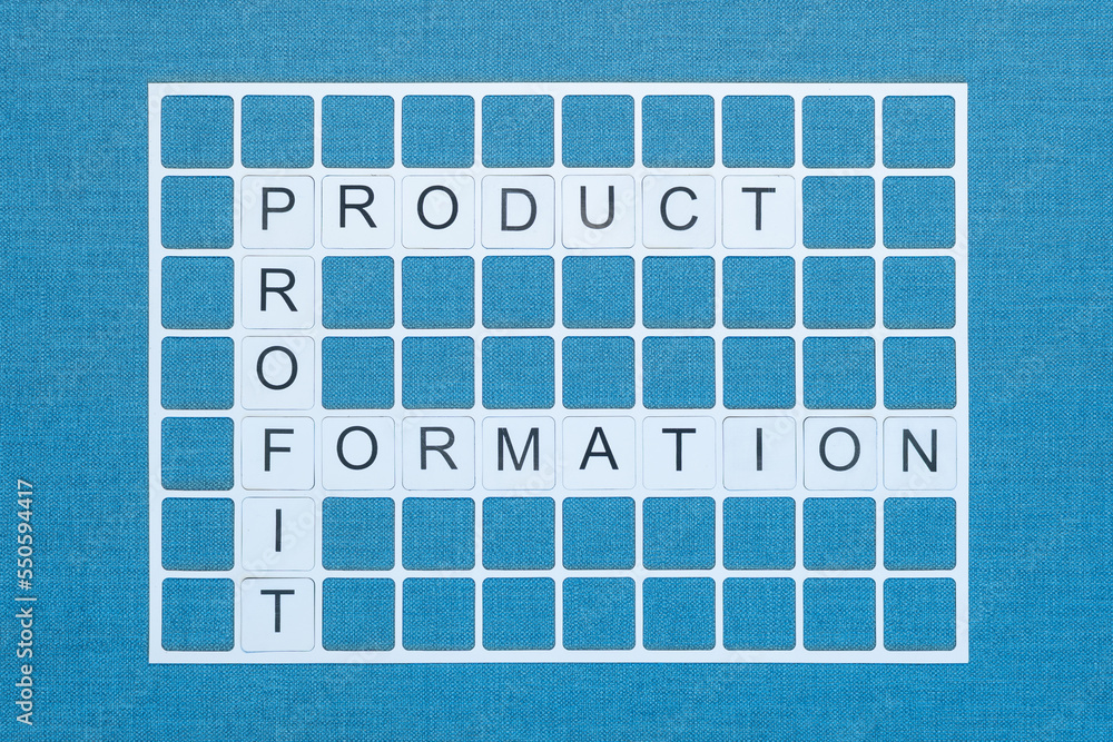 Mots croisés avec les mots Production, Profit, Formation. Concept de