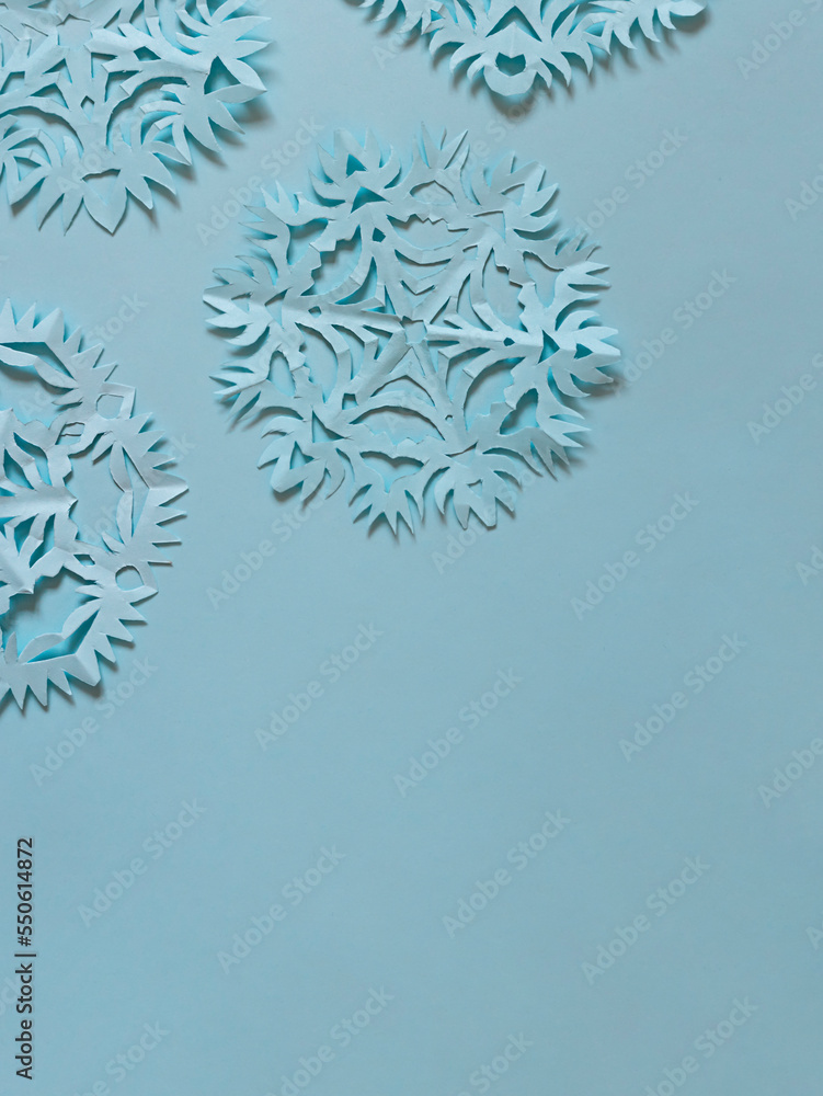 Naklejka premium Hand cut diy blue paper snowflakes. Copy space