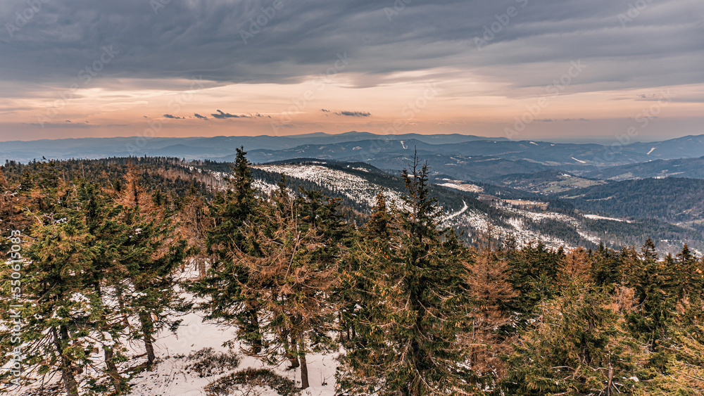 Góry zimą, Beskid Śląski w Polsce widok z Baraniej Góry