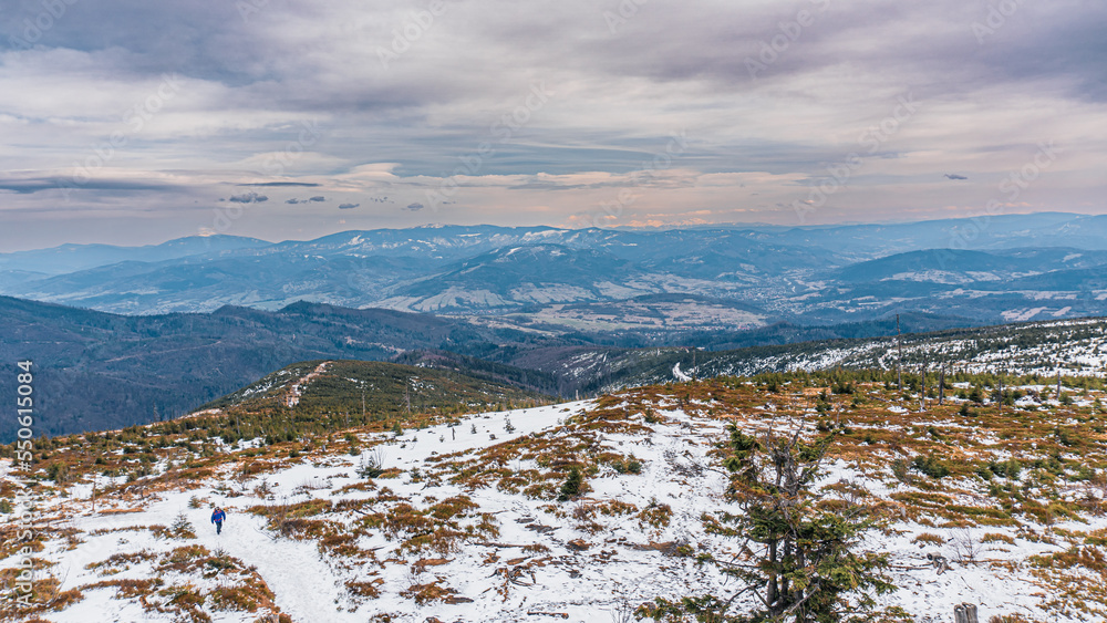 Góry zimą, Beskid Śląski w Polsce widok z Baraniej Góry