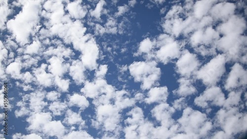 Timelapse del cielo azul con nubes esponjosas y cargadas moviendose en atmosfera de frio e invierno photo