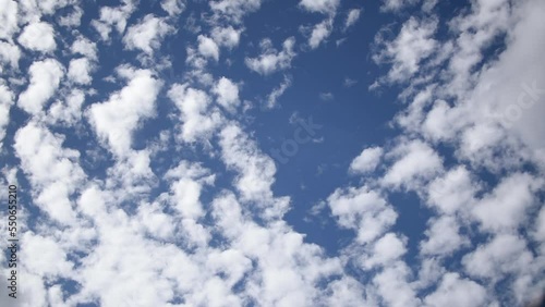 Video de nubes esponjosas en el cielo azul con cumulos nublado photo