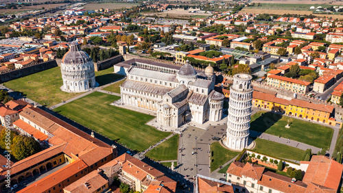 Fotografía Pisa Cathedral and the Leaning Tower in a sunny day in Pisa, Italy
