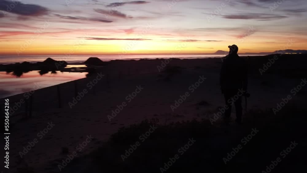 Drone vuela sobre persona en la playa de Xeraco (Valencia-España) al amanecer. Drone vuela sobre persona en la playa de Xeraco (Valencia-España) al amanecer.