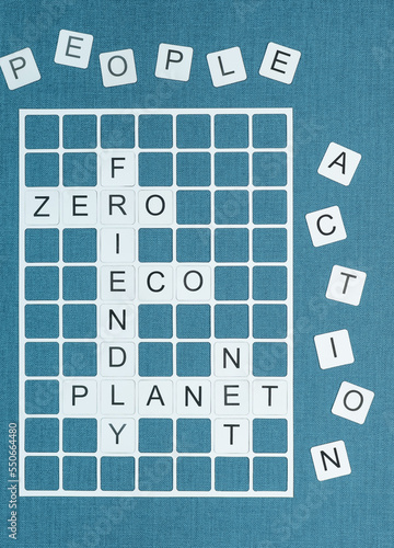 Mots croisés avec les mots Peuple, Action, Zéro, Net, Ecofriendly, Planète, Eco . Concept d'écologie sur une grille de mots croisés.