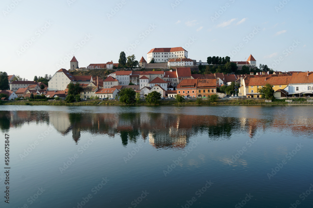 ville de Ptuj en Slovénie, sur la rivière Drave, en Basse-Styrie. C'est ici que Vespasien fut proclamé empereur par ses légions en 69. La ville est située sur la route de l'ambre. ville de Ptuj en Slovénie, sur la rivière Drave, en Basse-Styrie. C'est ici que Vespasien fut proclamé empereur par ses légions en 69. La ville est située sur la route de l'ambre.