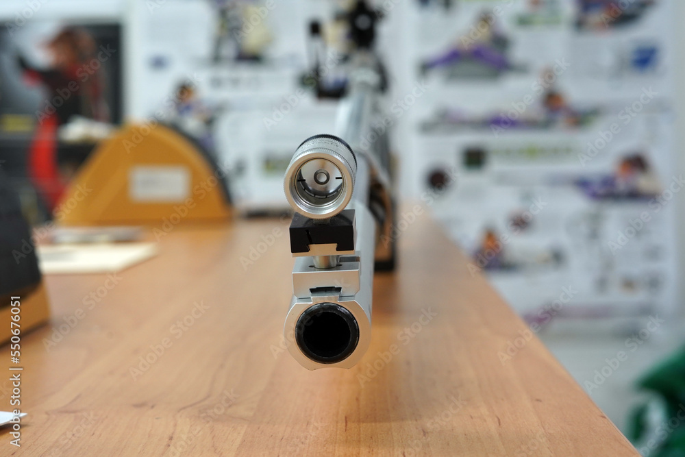 Obraz premium View of the end of the barrel of a sporting rifle.