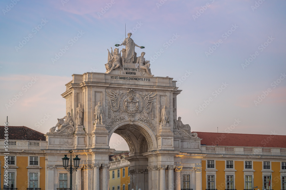 Obraz premium Rua Augusta Arch at Praca do Comercio Plaza at sunset - Lisbon, Portugal