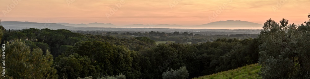 Landschaft bei Cecina in der Toskana im Herbst bei Sonnenuntergang