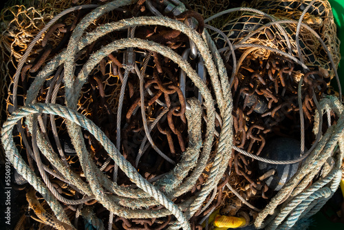 Des cordes  des cables et des chaines depos  s en vrac dans un bac destin  es au recyclage et    la reutilisation