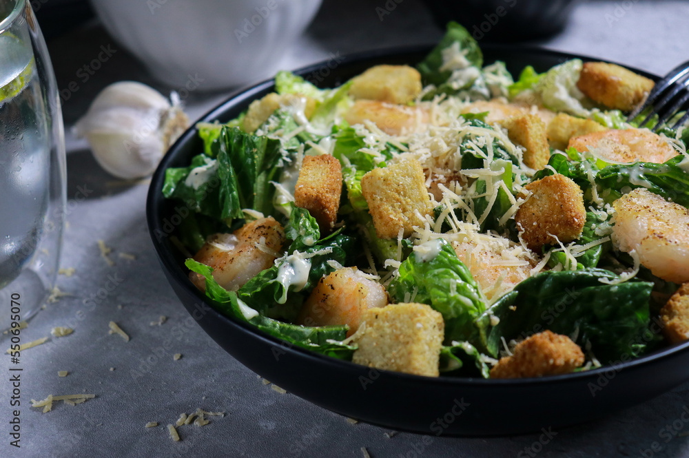 Φωτογραφία close up of Cesar salad with grilled shrimp, croutons and parmesan cheese