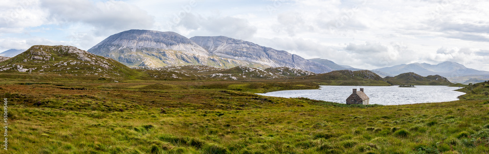 Loch Stack mit Steinhaus in den schottischen Highlands Loch Stack mit Steinhaus in den schottischen Highlands
