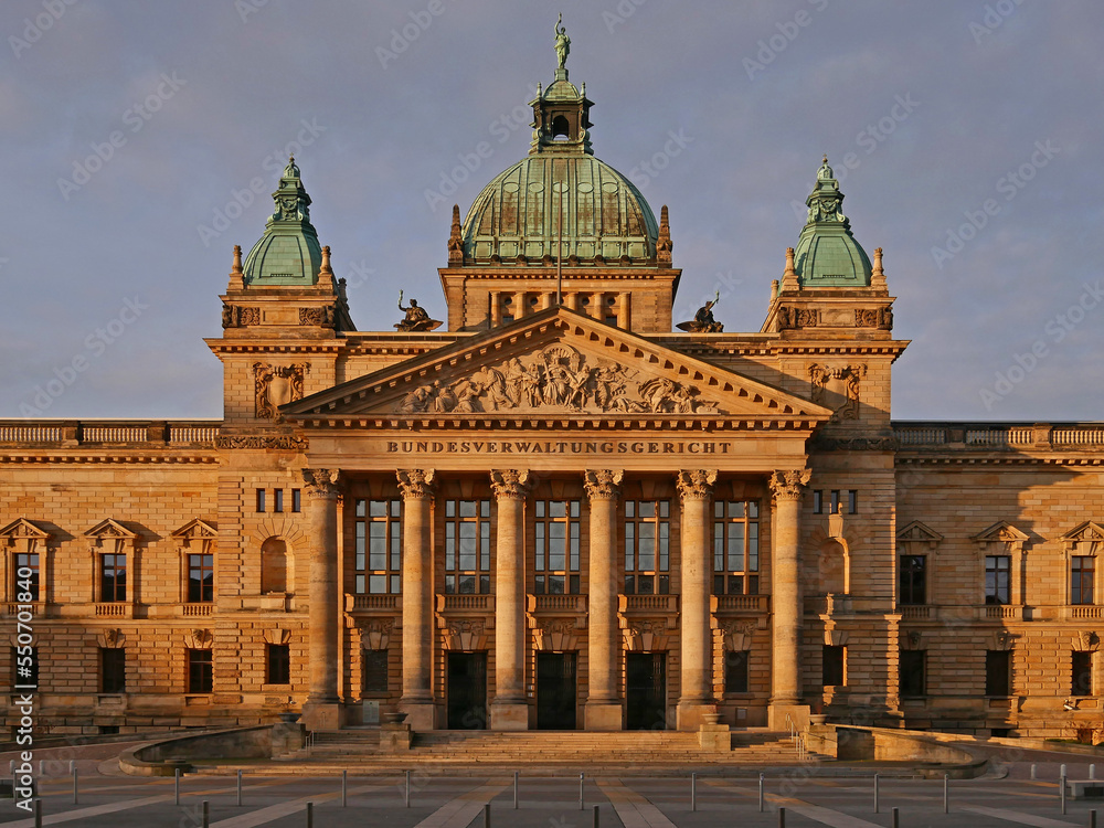 Das Leipziger Bundesverwaltungsgericht in der Morgensonne. Sachsen, Deutschland

