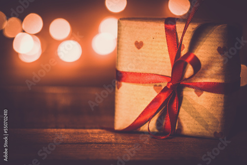 Kleines Weihnachtsgeschenk Dekoration mit Lichtpunkten vor Holz Platz für Text