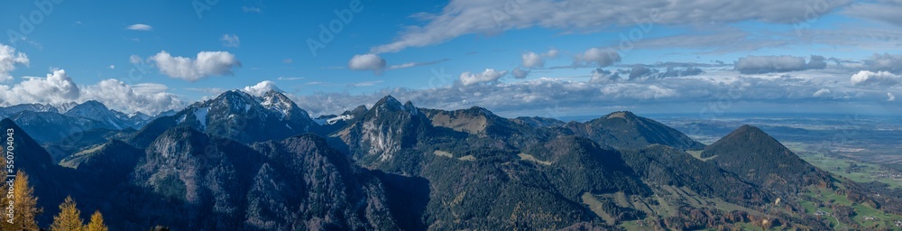 Bergpanorama im Herbst Rehleitenkopf über den Wendelstein bis zum Farrenpoint
