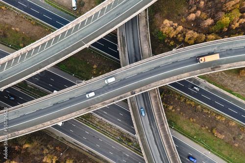 Konstfotografi traffic on the highway intersection